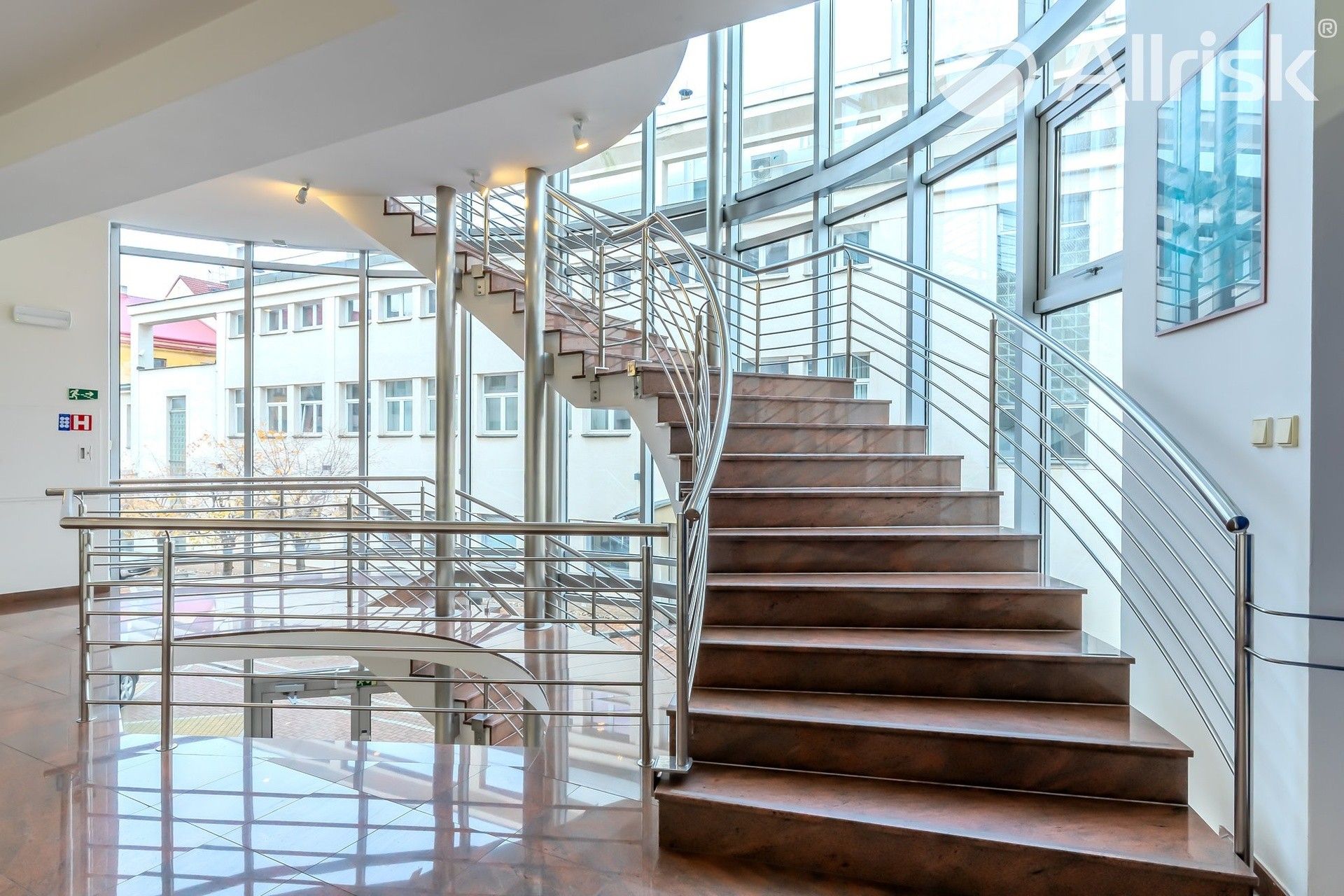 Pronájem kancelář - Prvního pluku, Praha, 53 m²