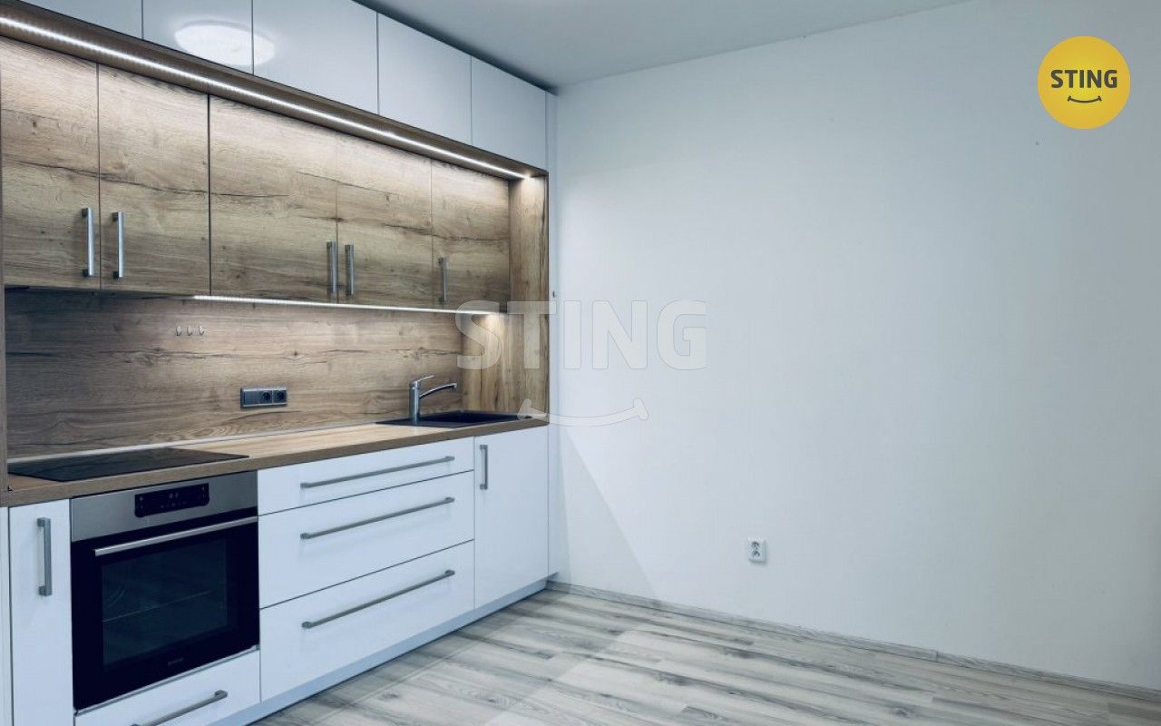 Pronájem byt 1+kk - U Sportovní školy, Pardubice, 38 m²