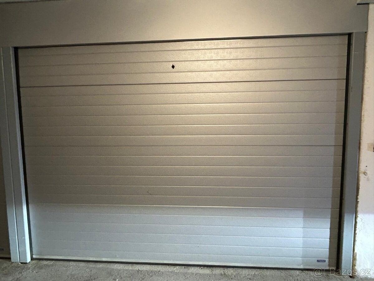 Garáže, Praha, 143 00