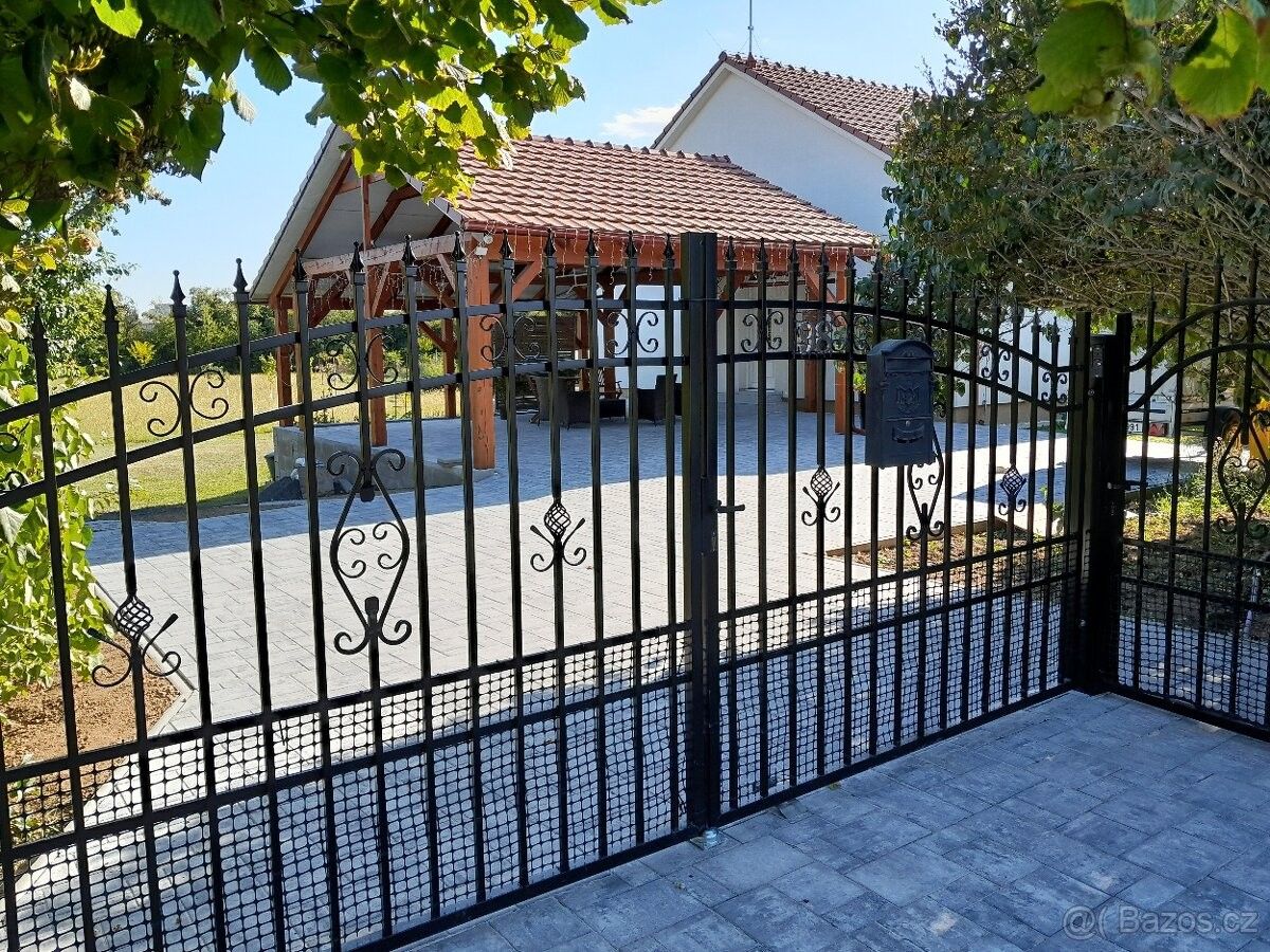 Rodinné domy, Žalhostice, 411 01