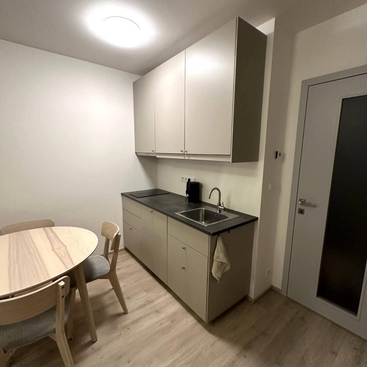 Pronájem byt 1+kk - Výstavní, Praha, 33 m²