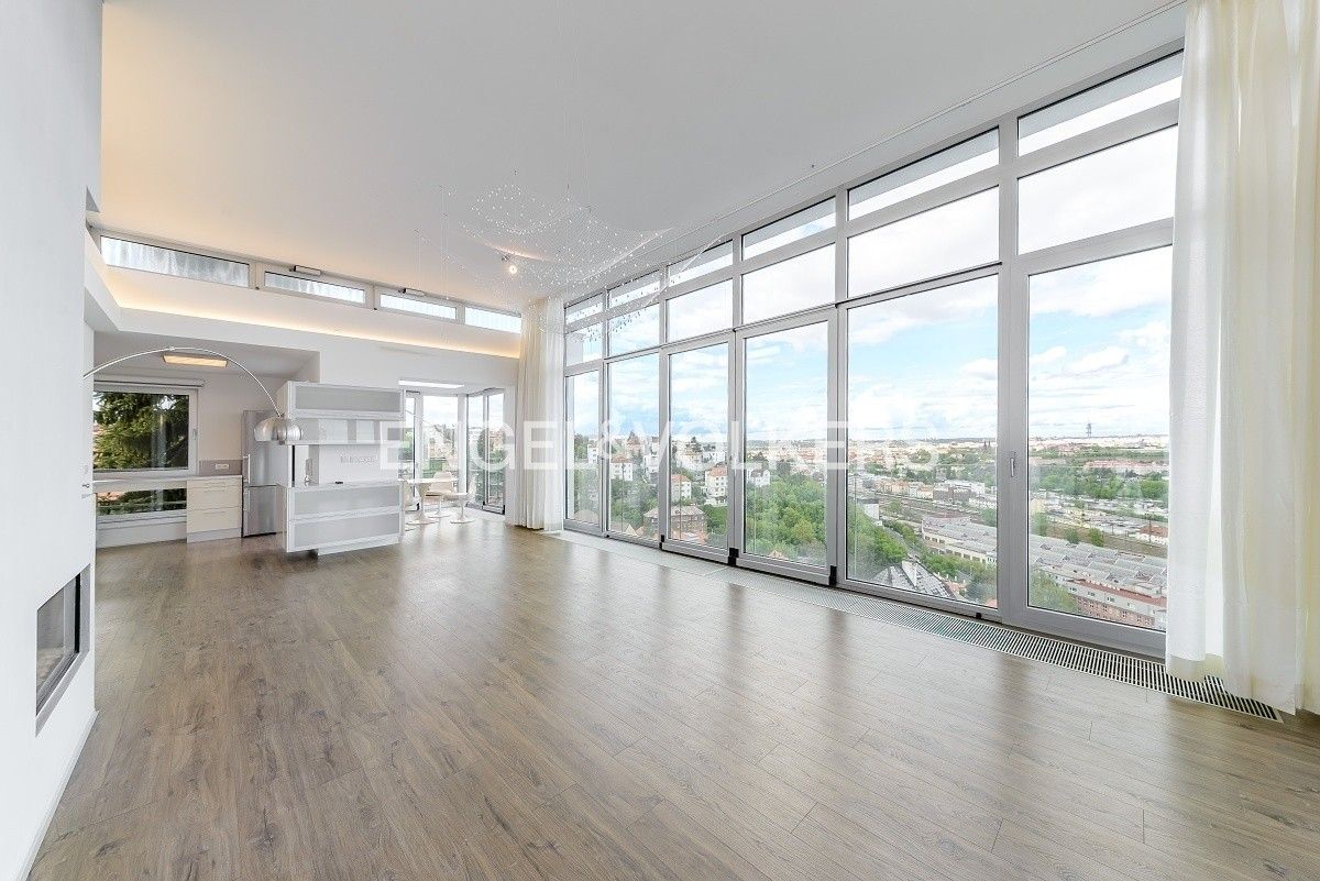 5+kk, U Dívčích hradů , Praha, 190 m²