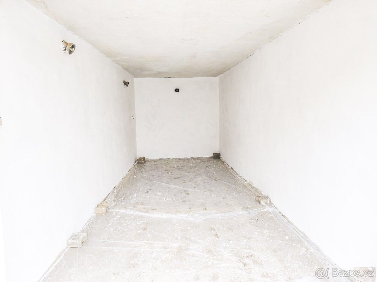 Garáže, Ostrava, 720 00