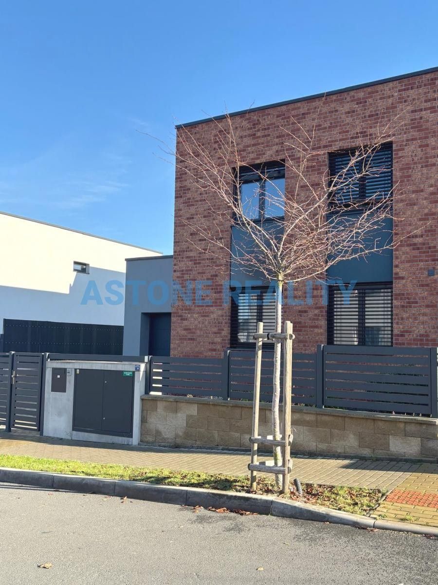 Pronájem rodinný dům - Květnová, Praha, 172 m²