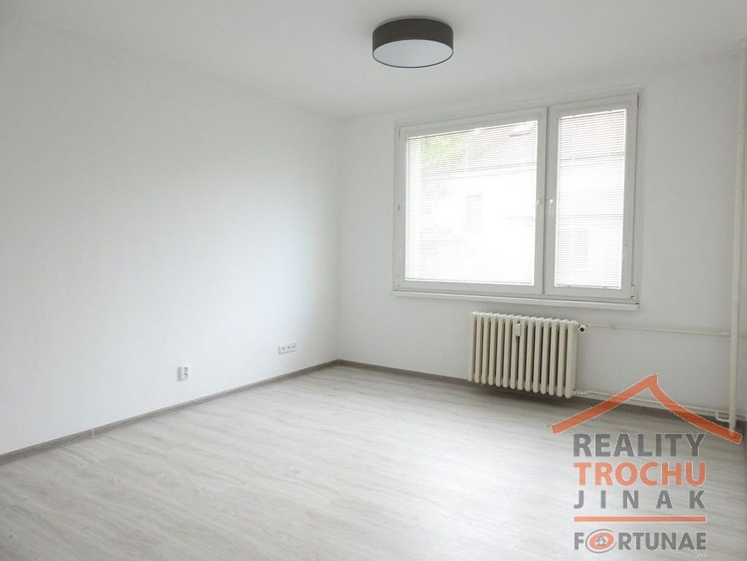 Pronájem byt 1+1 - Pod Zámečkem, Hradec Králové - Třebeš, 38 m² - 5