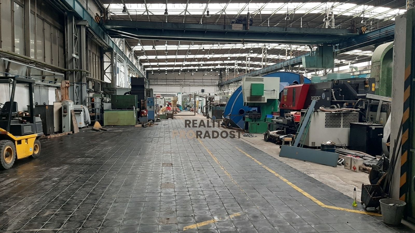 Sklad · 2 000 m² · Adamov - 3