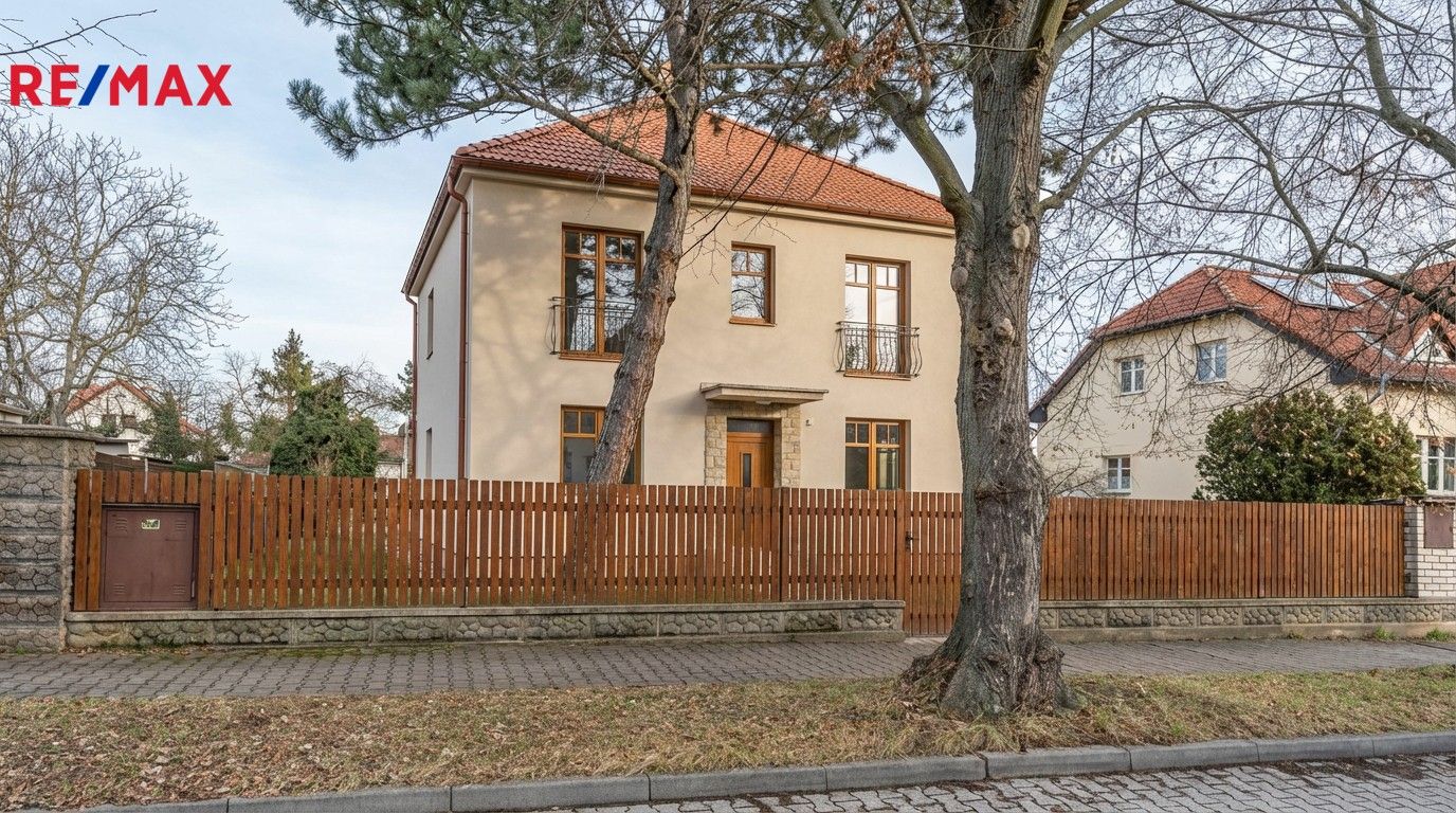 Rodinné domy, Na Korunce 337, Praha, 235 m²
