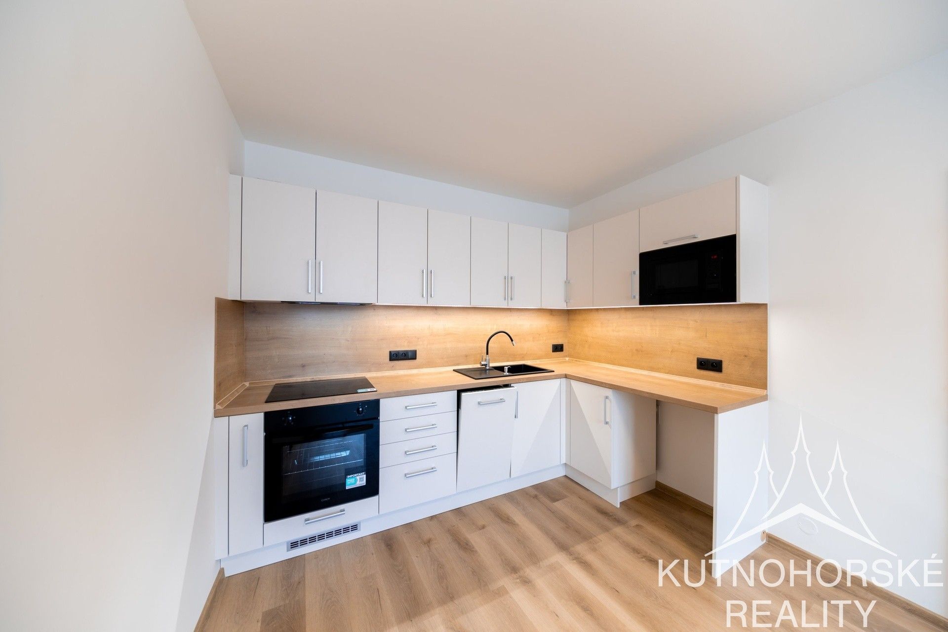 Byt 2+kk · 40 m² · Spojovací, Praha - 4