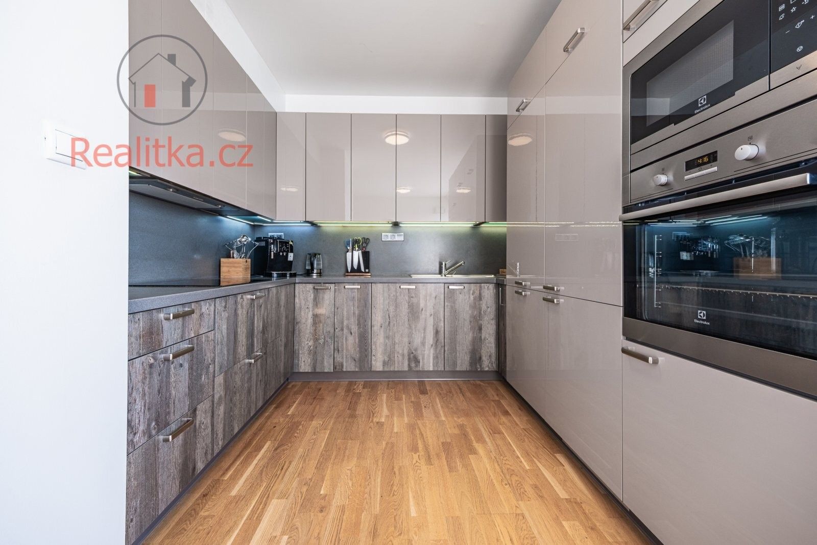 Pronájem byt 4+kk - Pod stolovou horou, Praha, 114 m²