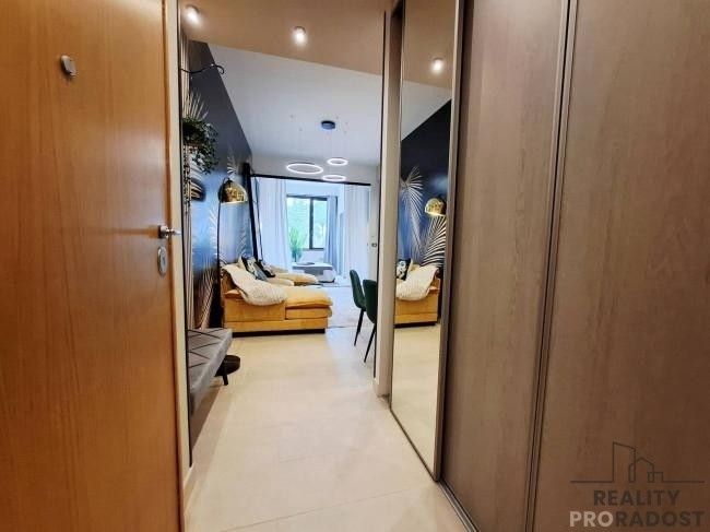 Byty, 987 66, Zahraničí