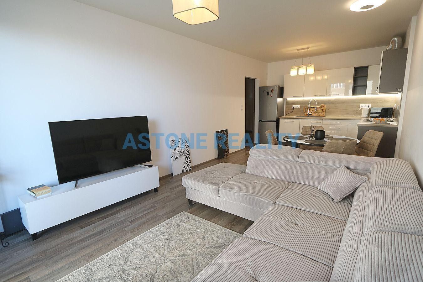 2+kk, Zvěřinova, Praha, 121 m²