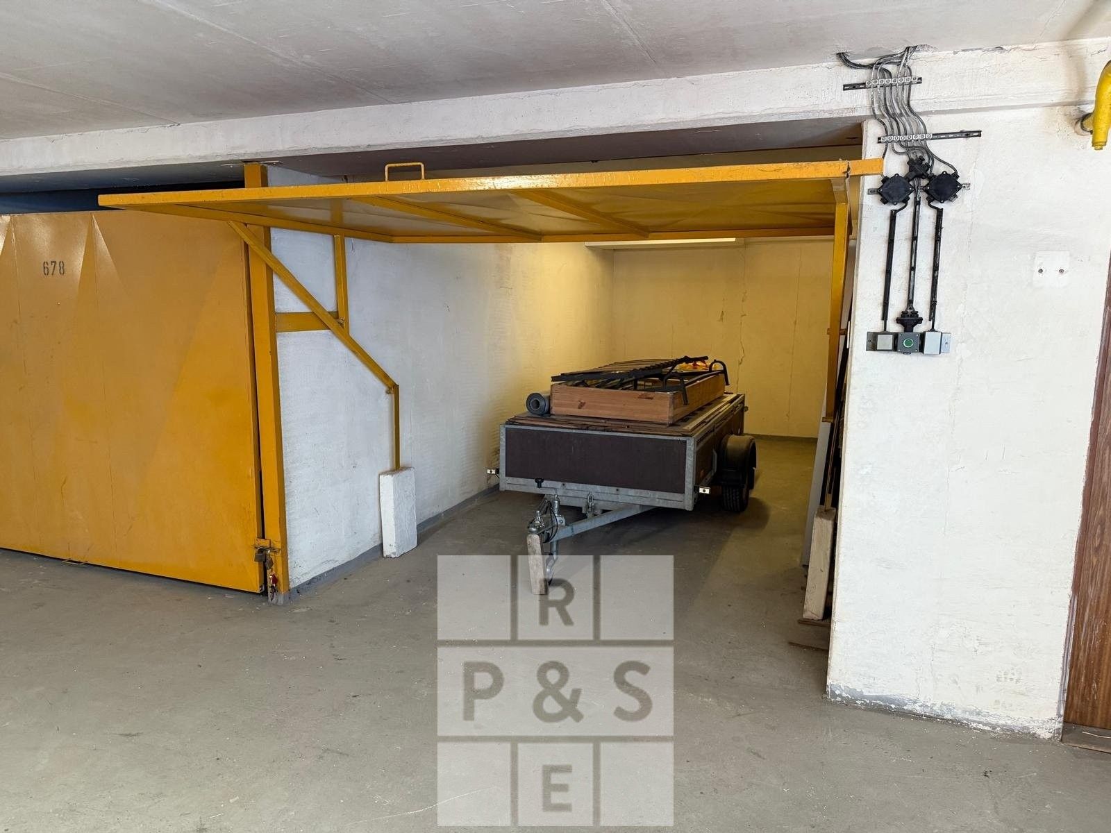 Garáže, Holušická, Praha, 19 m²