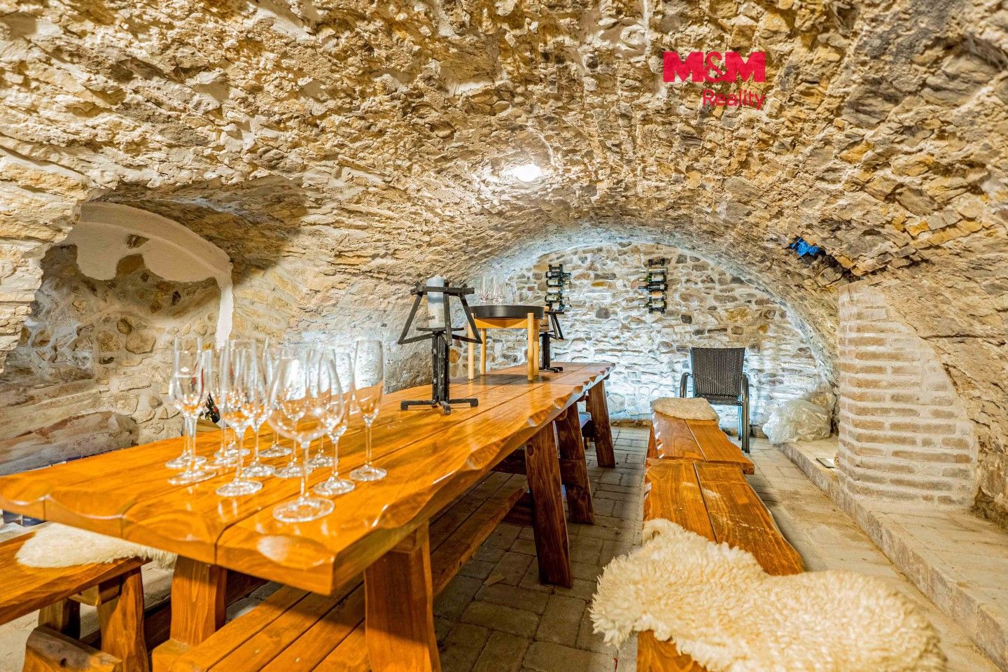 Restaurace, 350 m²