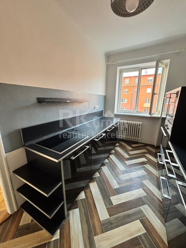 Pronájem byt 2+1 - 28. pluku, Praha, 65 m²