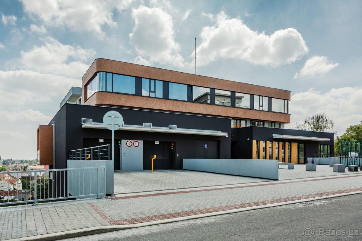 Garáže, Brno, 613 00