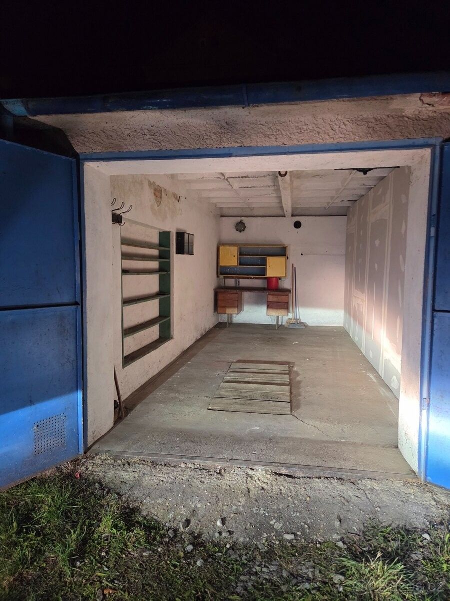 Garáže, Děčín, 405 02