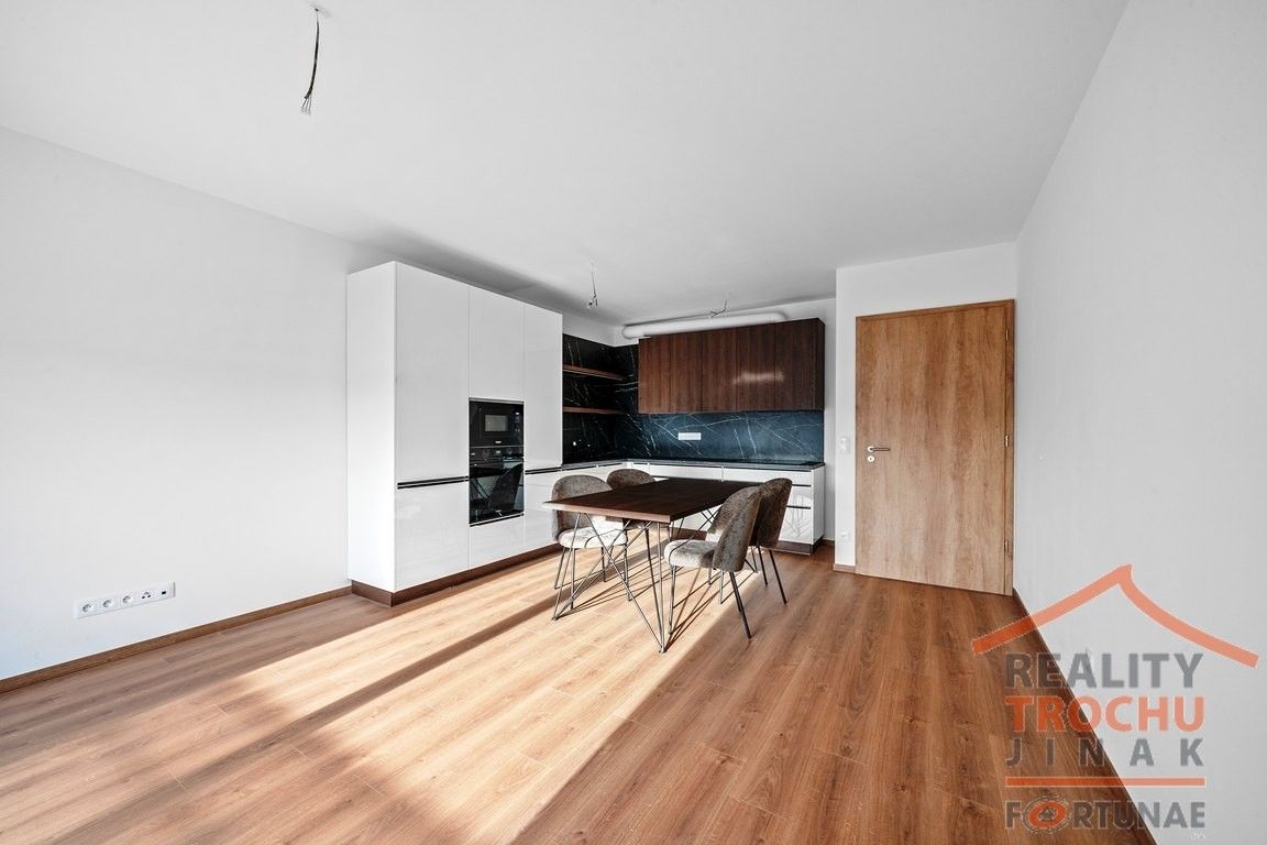 2+kk, Antonína Petrofa, Hradec Králové, 56 m²