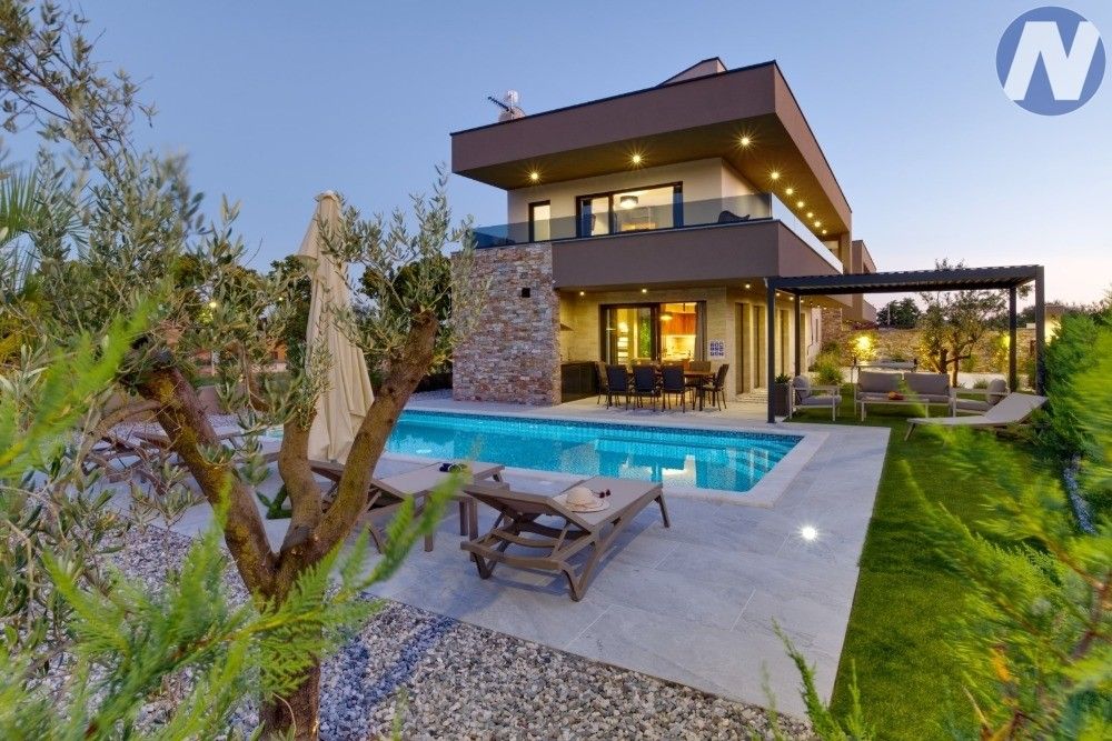 Rodinné domy, 987 66, Zahraničí