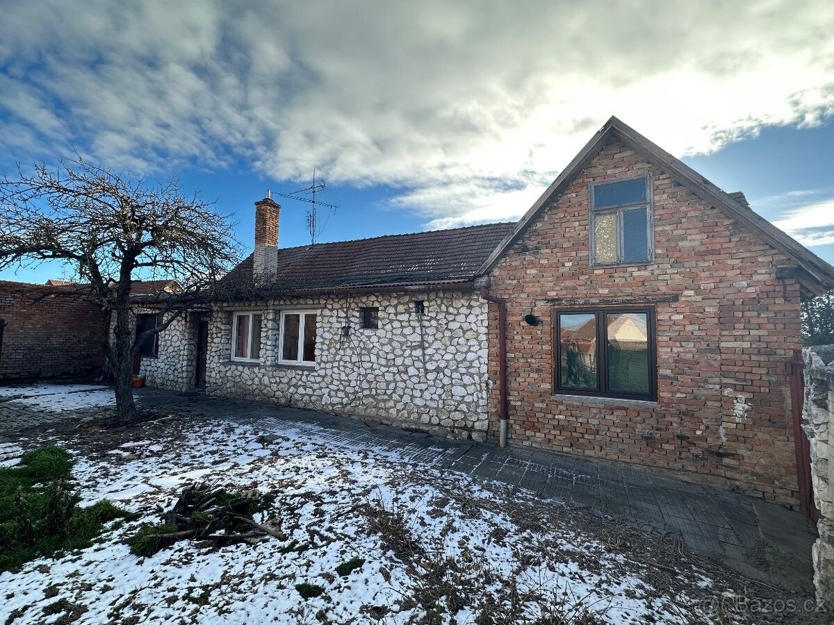 Prodej rodinný dům - Čejč, 696 14