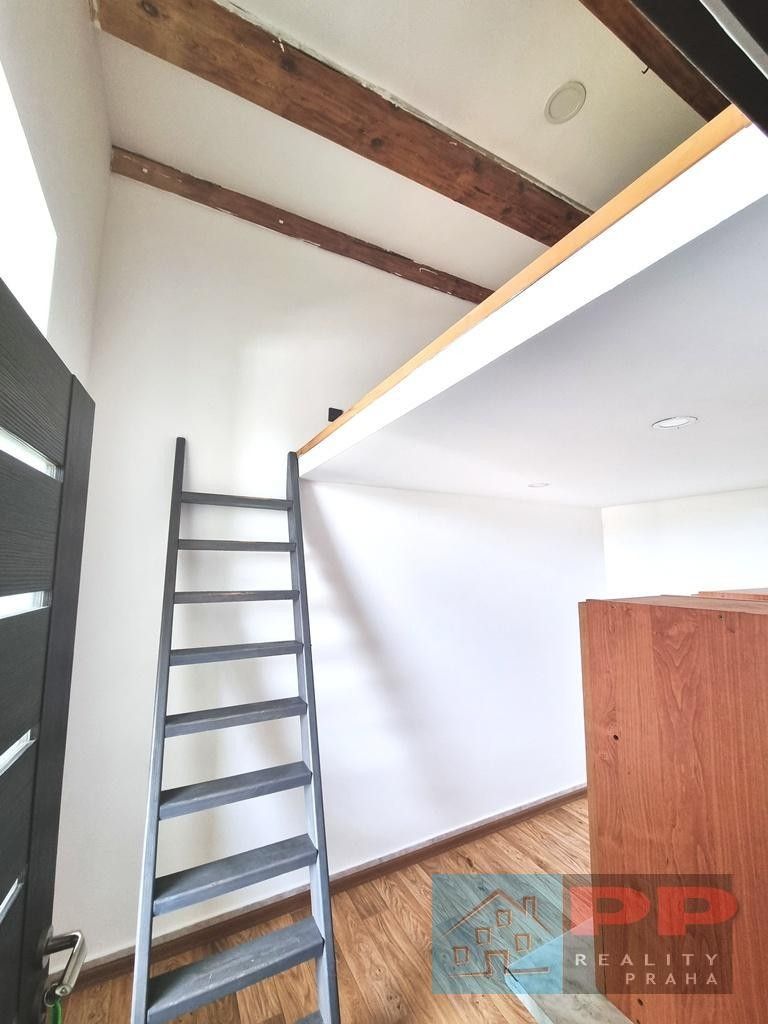 Pronájem byt 1+kk - Petra Bezruče, Pečky, 14 m²