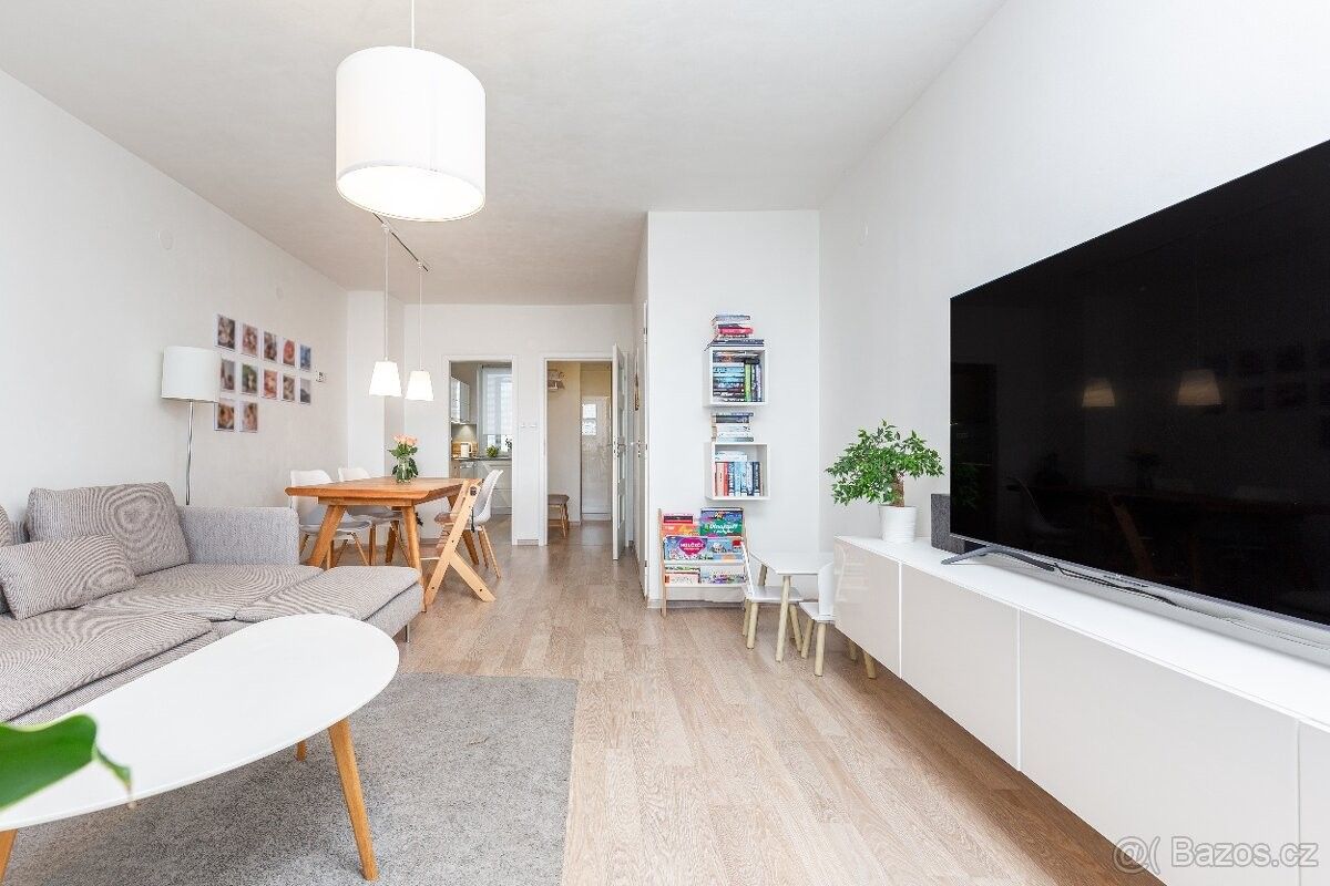 Byty, Dobronín, 588 12