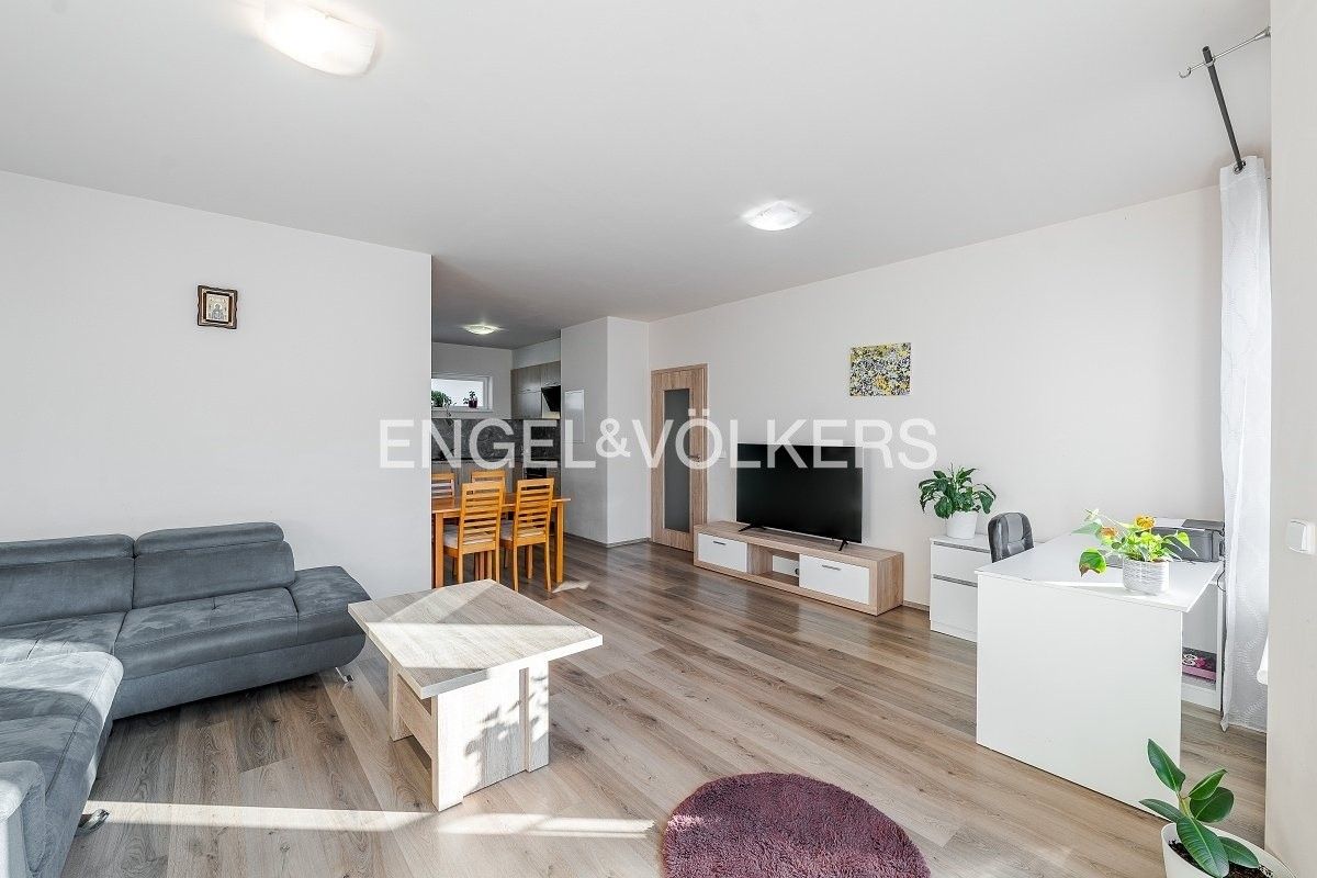 Pronájem byt 2+kk - Mezi vodami, Praha, 67 m²