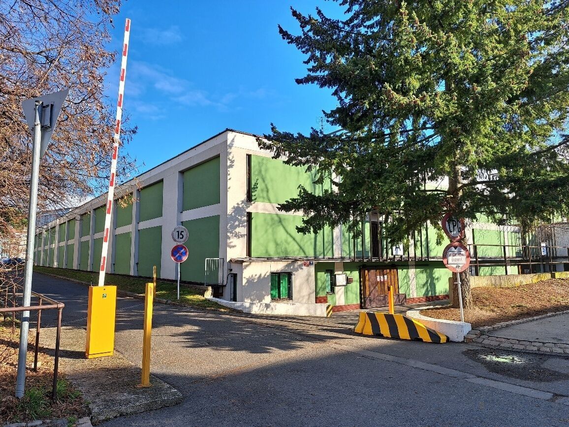 Garáže, U Slovanky, Praha Libeň, 18 m² - 1