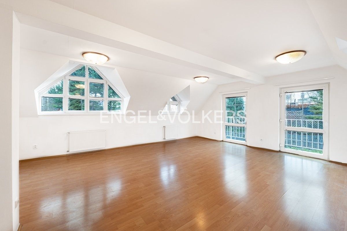 Pronájem rodinný dům - K vinicím, Praha, 251 m²