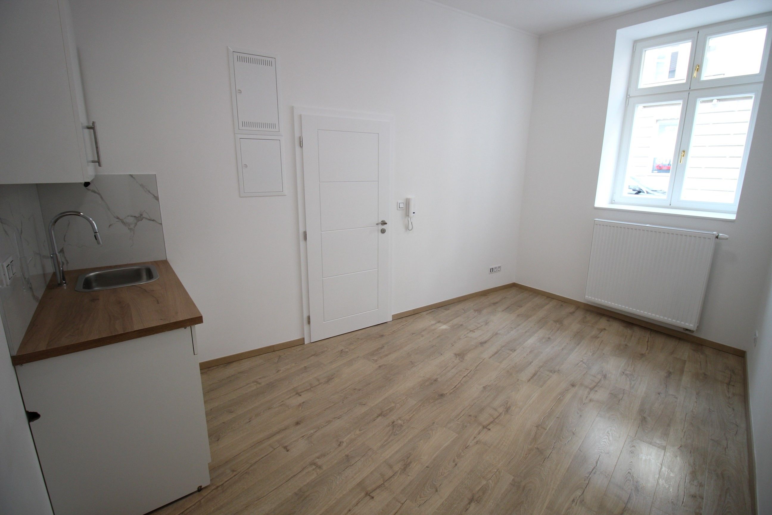 Pronájem kancelář - Mojmírova 130/4, Praha, 14 m²