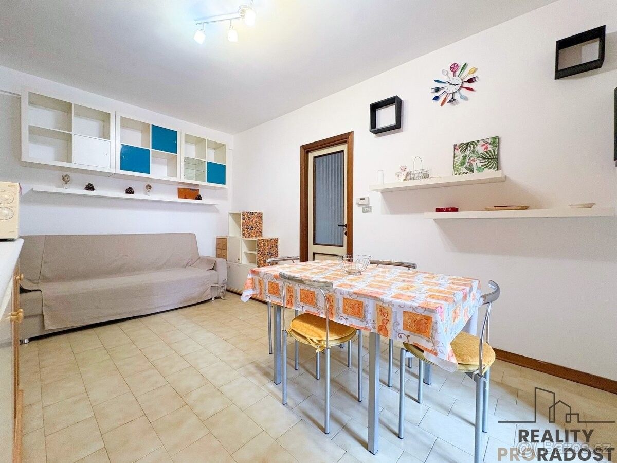 Byty, 987 66, Zahraničí