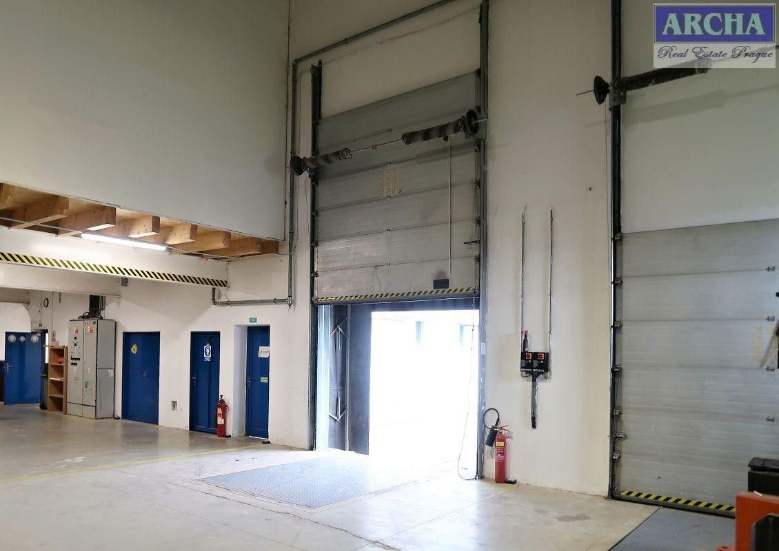 Pronájem sklad - Králův Dvůr, 1 800 m²