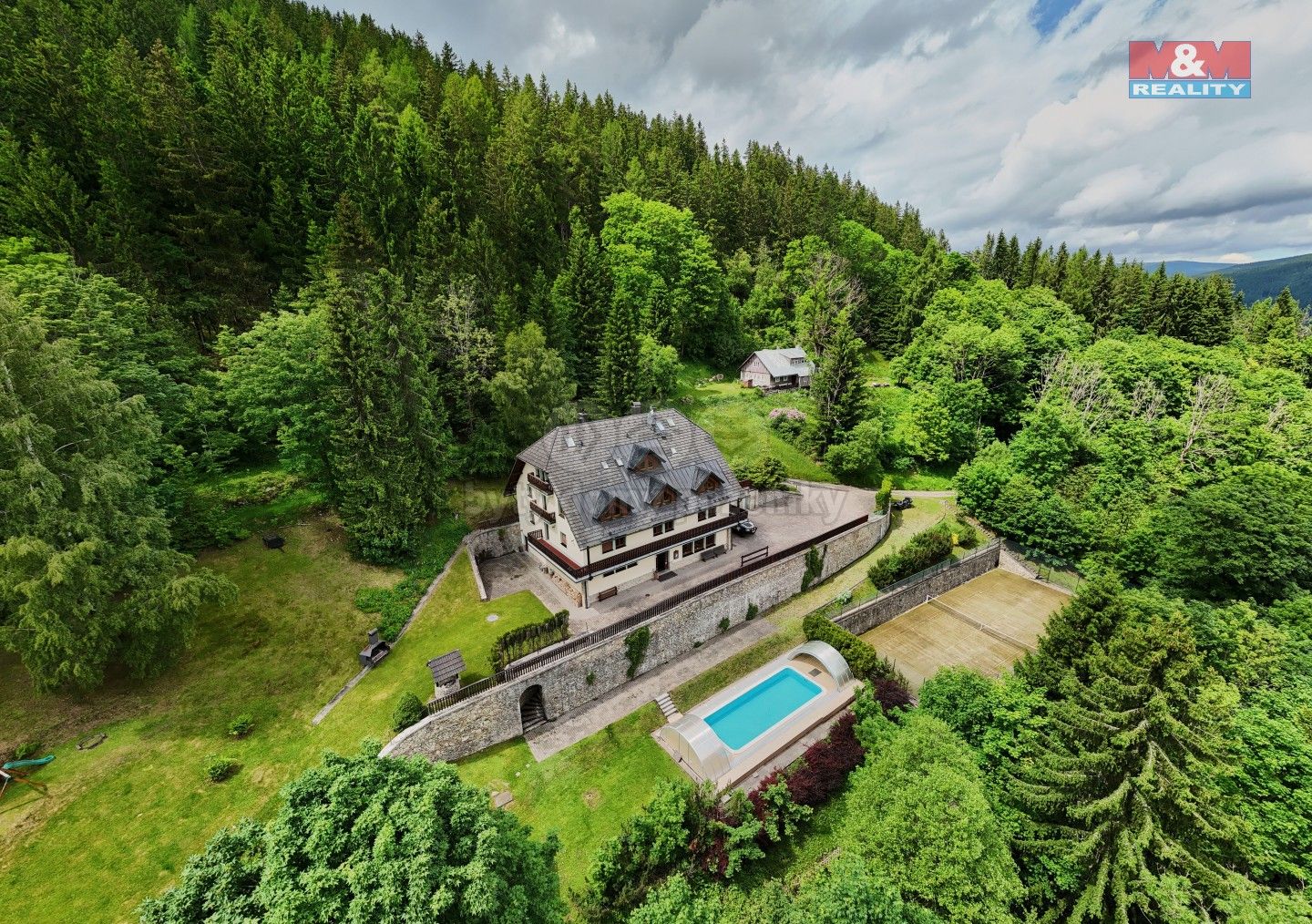 Ubytovací zařízení, Hořejší Vrchlabí, Vrchlabí, 1 000 m²