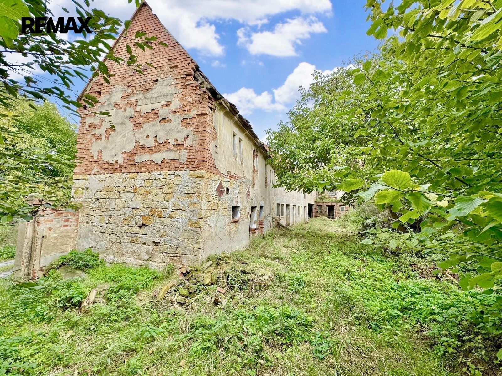 Pozemek pro bydlení, 889 m²