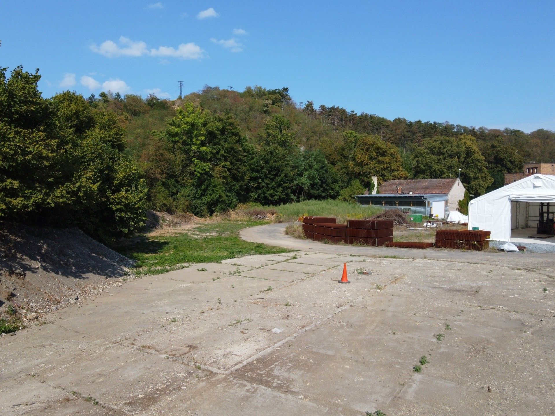 Pronájem komerční pozemek - Zákolany, 515 m²