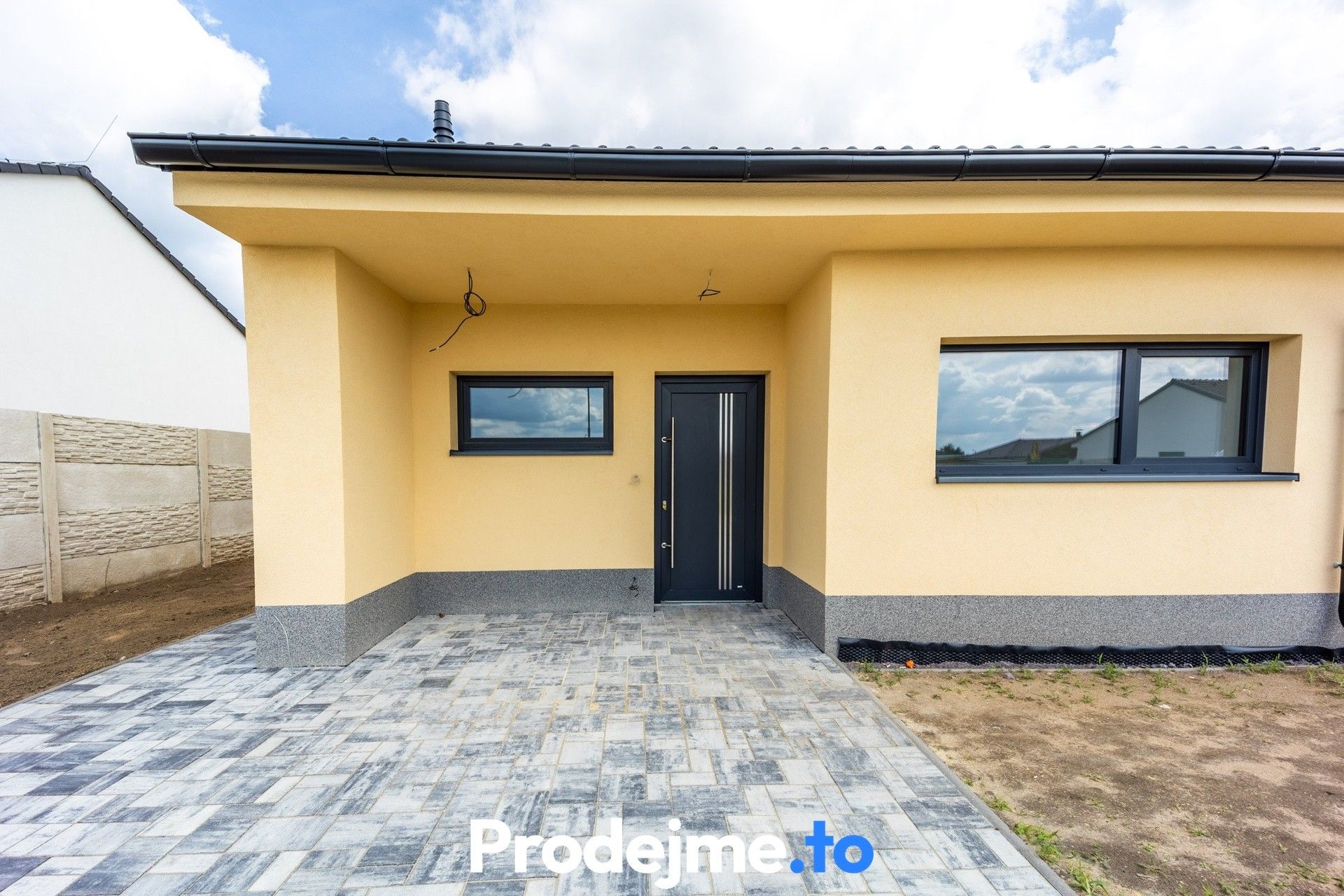 Prodej rodinný dům - Hevlín, 73 m²