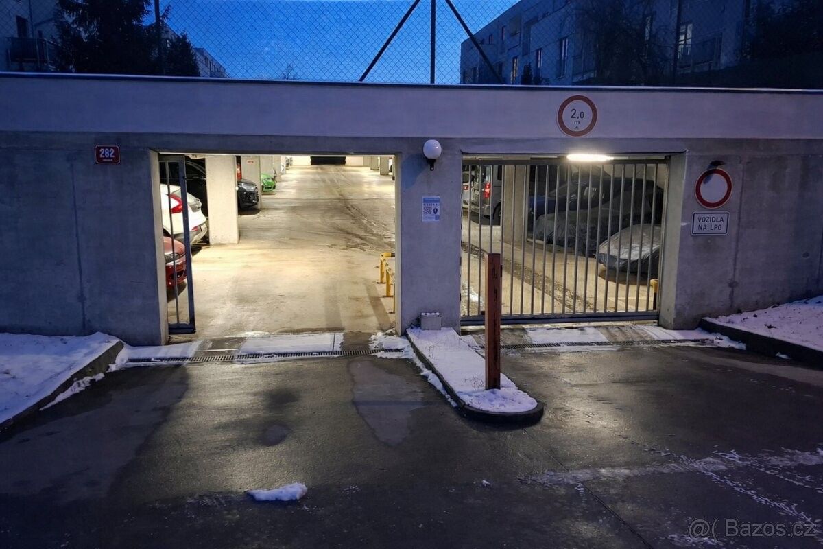 Garáže, Jinočany, 252 25