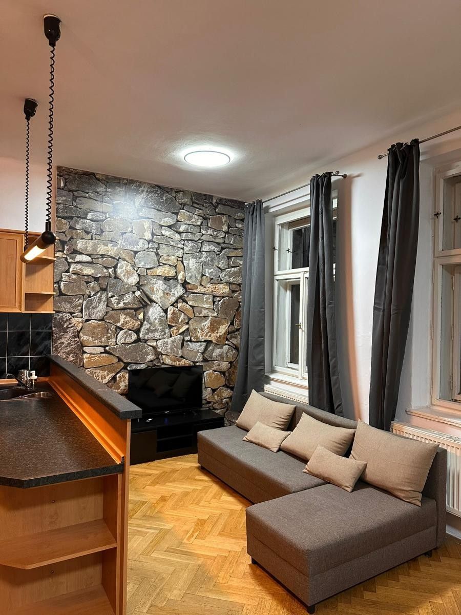 2+kk, Husinecká, Praha, 75 m²