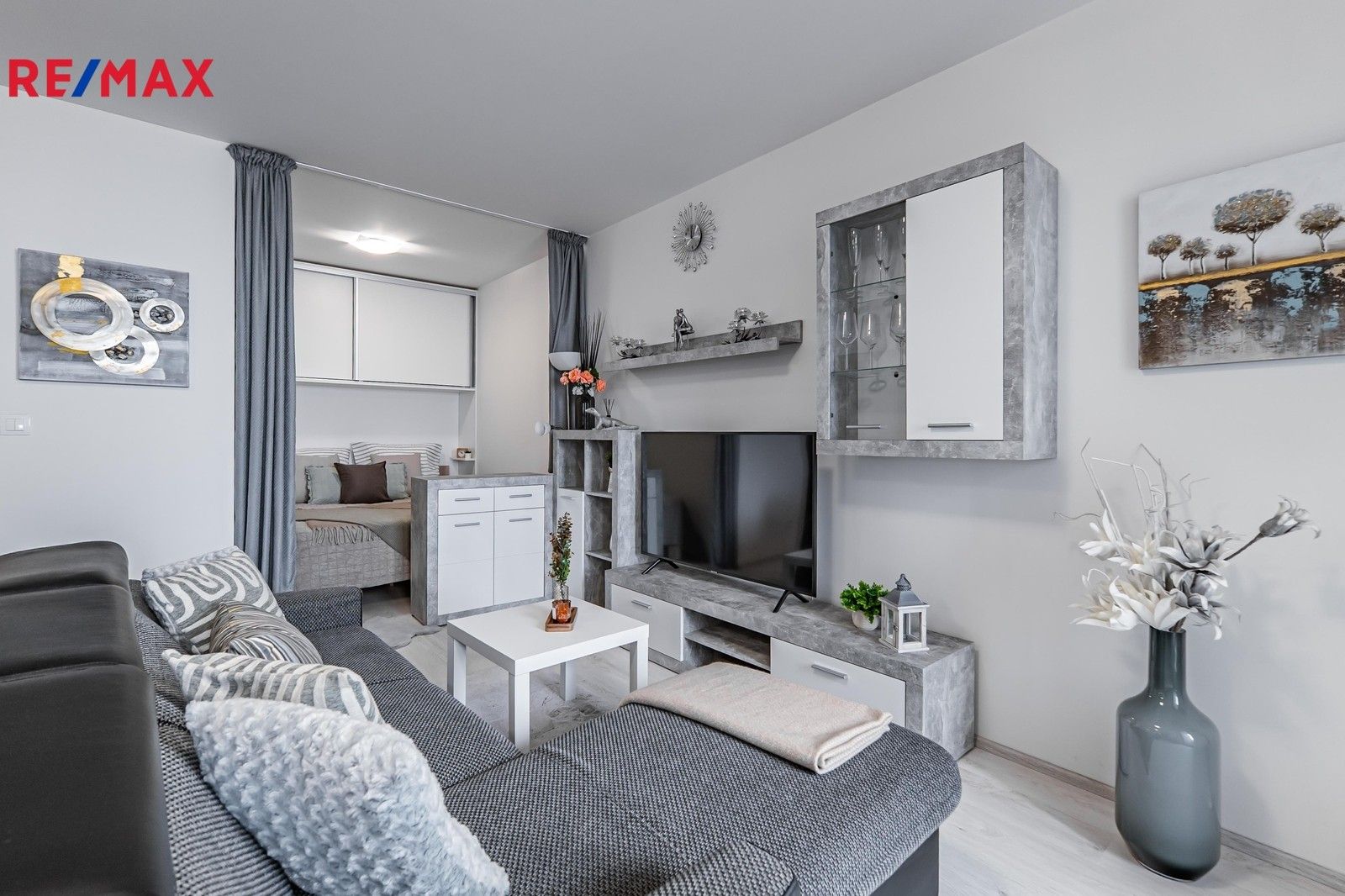 Prodej byt 1+kk - Miroslava Hajna 895, Praha, 50 m²