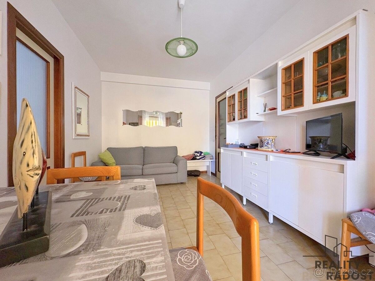 Byty, 987 66, Zahraničí