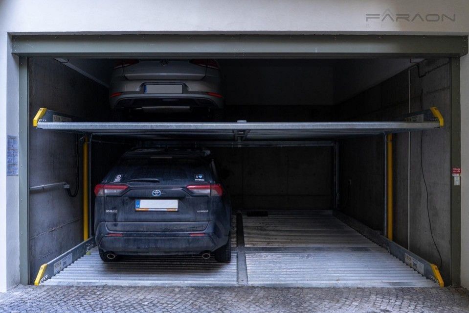 Pronájem garáž - Na Valentince, Praha, 16 m²