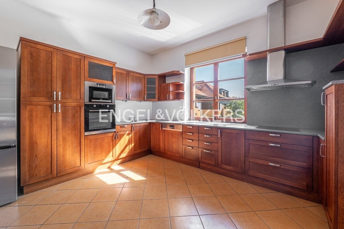 Pronájem vila - Oddělená, Praha, 316 m²
