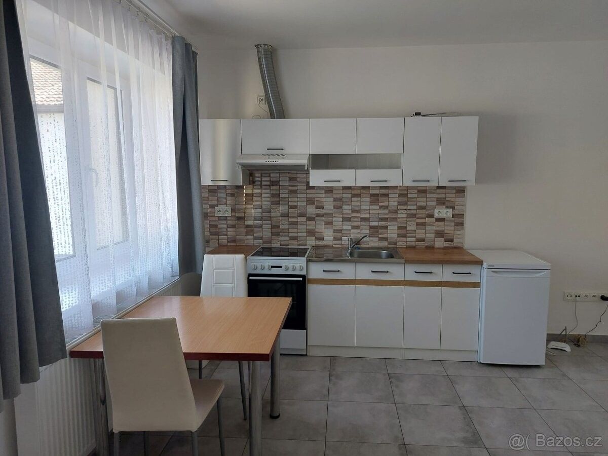 Pronájem byt - Rohatec, 696 01