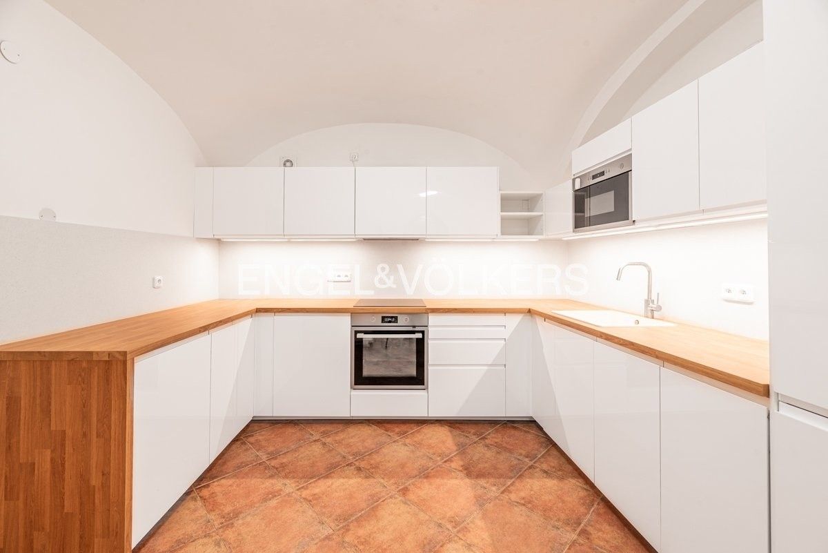 Pronájem byt 2+1 - Úvoz 162, Praha, 65 m²