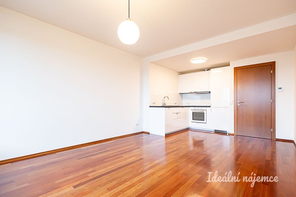 Pronájem byt 2+kk - Podnádražní, Praha, 55 m²