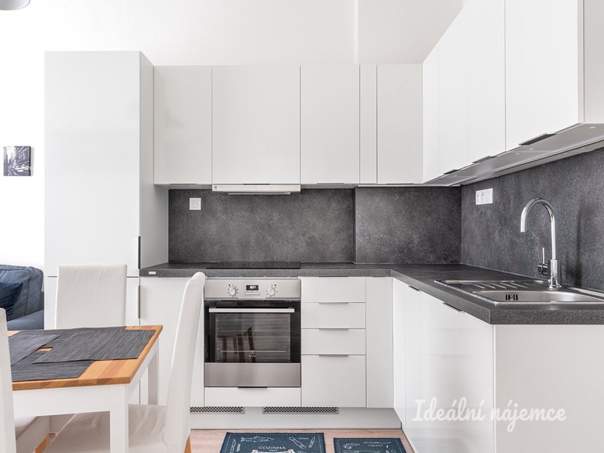 Byt 2+kk · 40 m² · Strakonická, Praha - 4