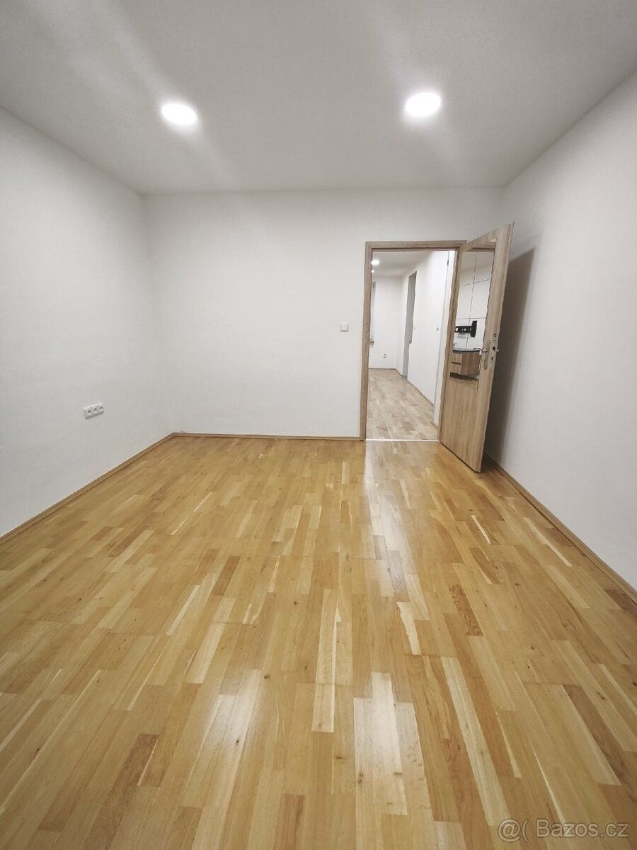 Pronájem byt - Adamov, 679 04