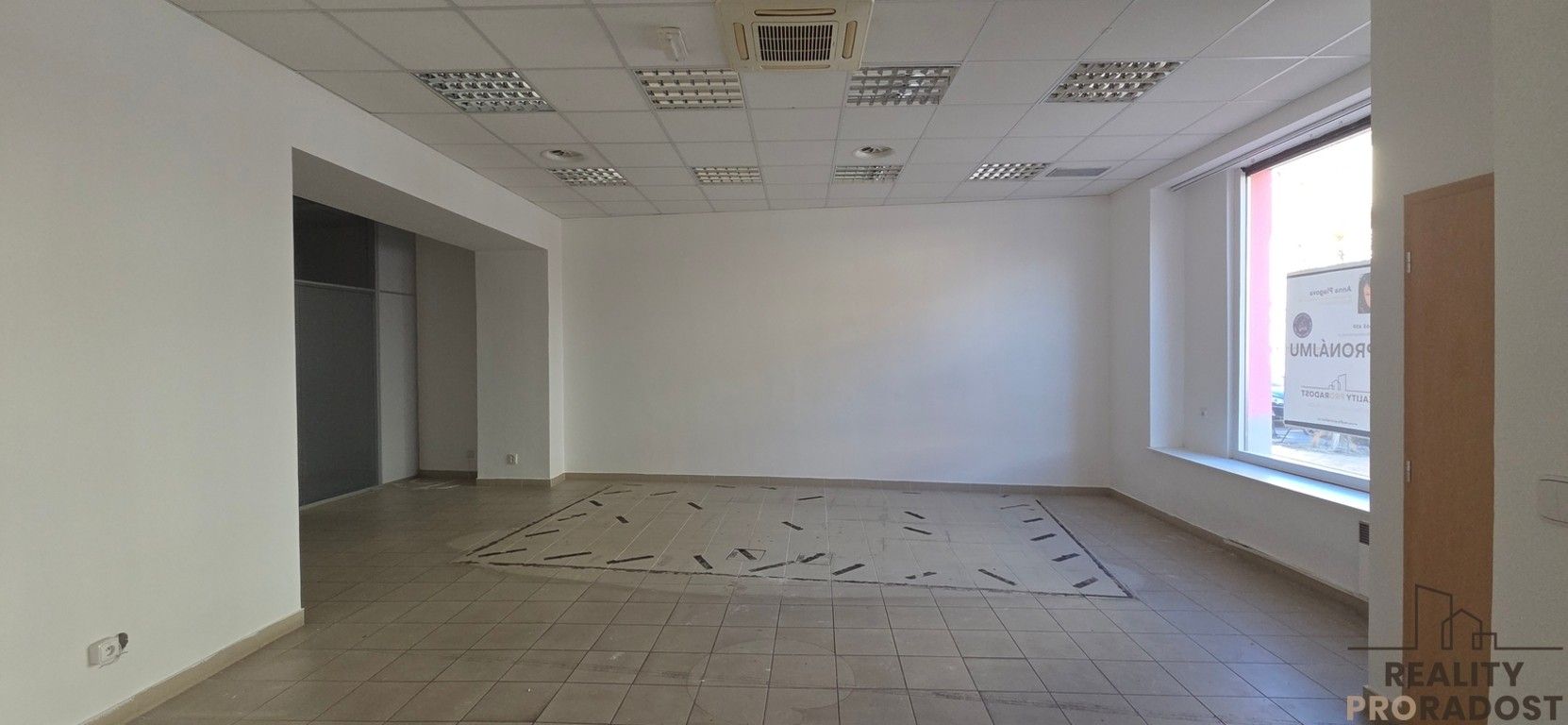 Obchodní prostory, Národní třída, Hodonín, 110 m² - 1