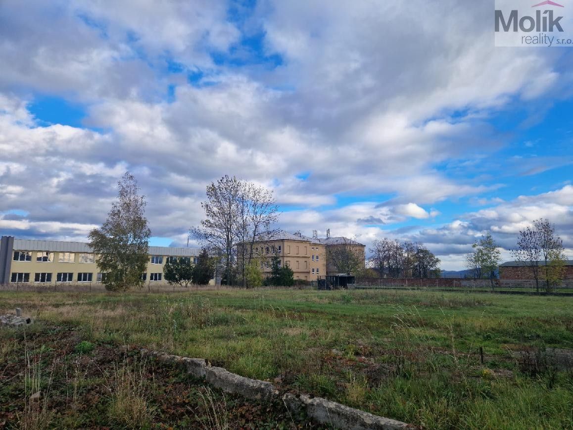 Zahrada · 3 124 m² · nám. Republiky, Lom - 4