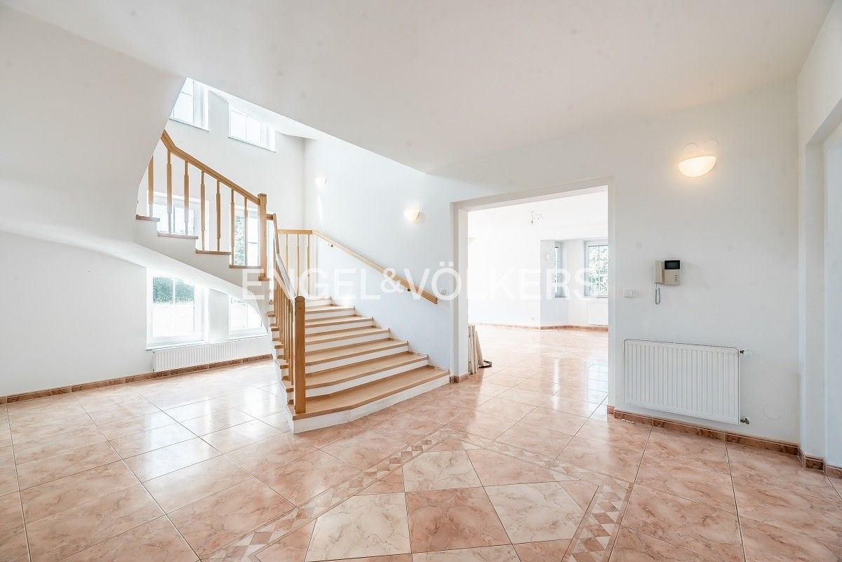 Pronájem vila - U Komárova, Průhonice, 610 m²