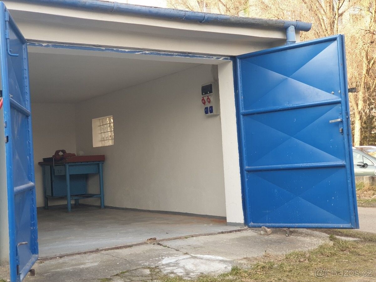 Garáže, Hodonín, 695 01
